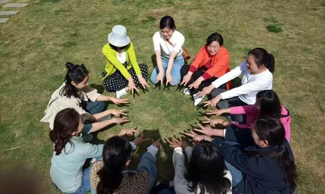 巾帼風(fēng)采，迎春綻放(fàng) — 旅遊公司組織“三八婦女(nǚ)節”踏青春遊活動！